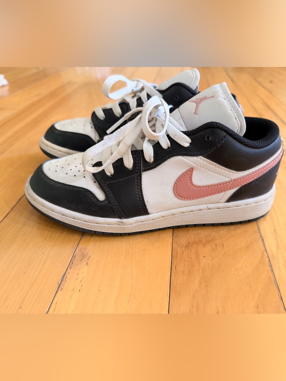 Nike Kids Low-Top Sneakers in White, Black & Pink